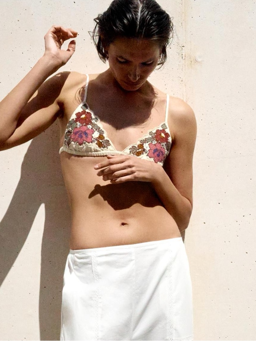 SEQUIN EMBROIDERED TRIANGLE BRA

Zara Cream Triangle Bralette with Pink & Red Fl